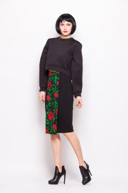 genç esmer kadın moda modern giysiler ile poz