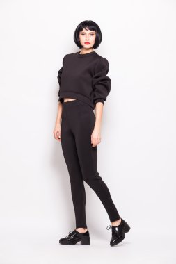 genç esmer kadın moda modern giysiler ile poz