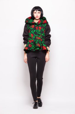 genç esmer kadın moda modern giysiler ile poz