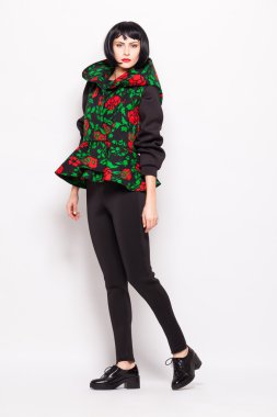 genç esmer kadın moda modern giysiler ile poz