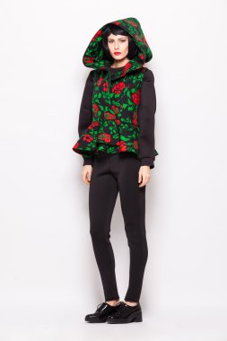 genç esmer kadın moda modern giysiler ile poz