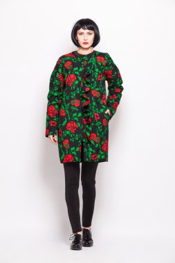 genç esmer kadın moda modern giysiler ile poz