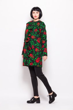 genç esmer kadın moda modern giysiler ile poz