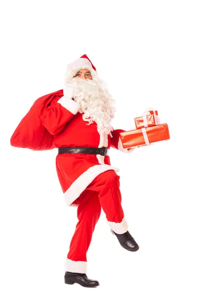 Noel Baba hediye çuval beyaz arka plan üzerinde tutan — Stok fotoğraf