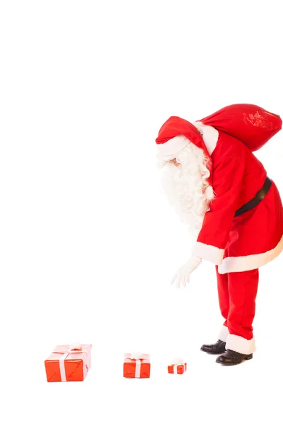 Santa claus trzymając jego worek prezentów na białym tle — Zdjęcie stockowe