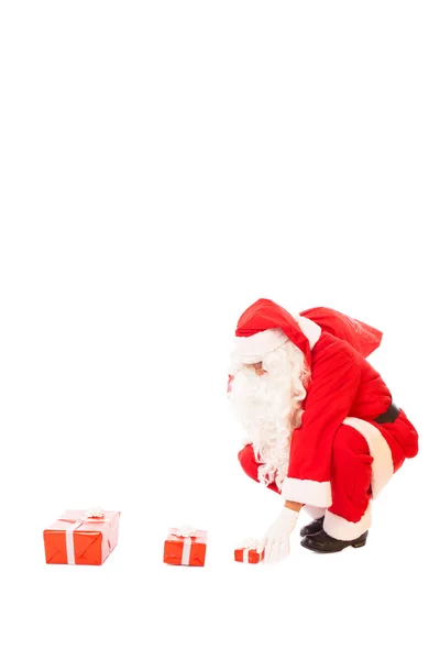 Santa claus trzymając jego worek prezentów na białym tle — Zdjęcie stockowe