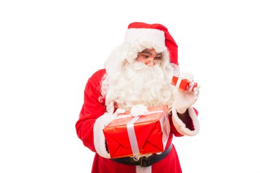 Noel Baba beyaz kopya alanı ile izole hediyeler ile