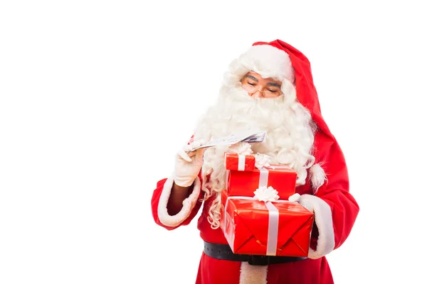 Mikołaj z prezentami i listów na białym tle na białe, z kopią — Zdjęcie stockowe