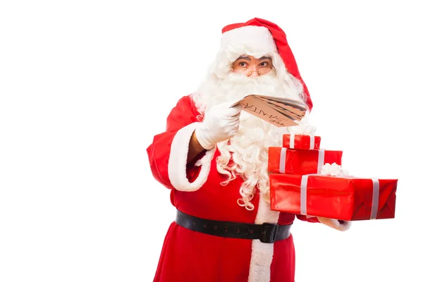 Mikołaj z prezentami i listów na białym tle na białe, z kopią — Zdjęcie stockowe
