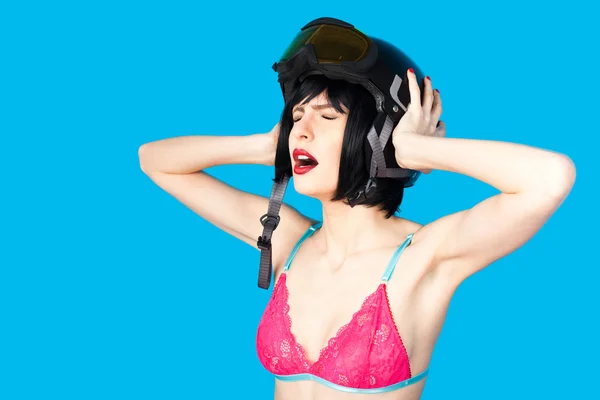 Sexy donna in lingerie indossando casco da sci — Foto Stock