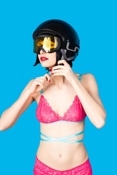 Mulher sexy em lingerie usando capacete de esqui — Fotografia de Stock