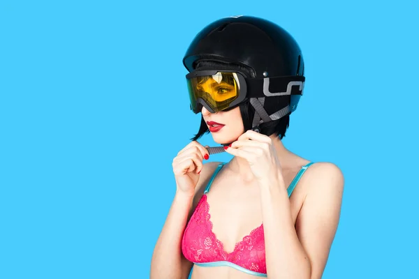 Mulher sexy em lingerie usando capacete de esqui — Fotografia de Stock