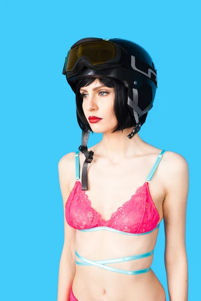 Sexy žena v prádle nosit lyžařskou helmu — Stock fotografie