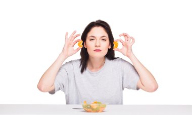 doğal güzel genç kadın sağlıklı meyve yemek, isol atma