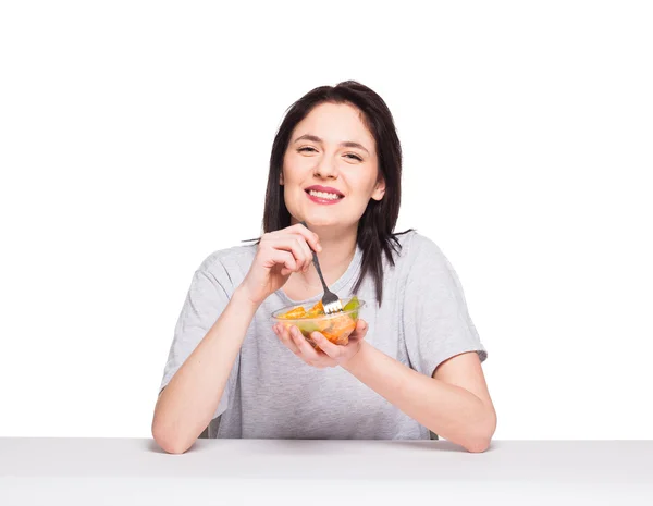 Hermosa mujer joven natural tirando de una comida de frutas saludables, isol — Foto de Stock