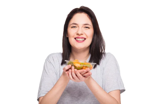 Natürliche schöne junge Frau, die eine gesunde Fruchtmahlzeit stemmt, isol — Stockfoto