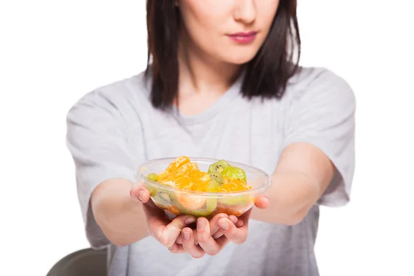 Natuurlijke mooie jonge vrouw deinende een gezond fruit maaltijd, isol — Stockfoto