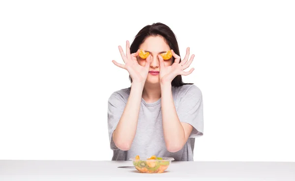 Natuurlijke mooie jonge vrouw deinende een gezond fruit maaltijd, isol — Stockfoto