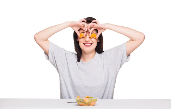 Hermosa mujer joven natural tirando de una comida de frutas saludables, isol —  Fotos de Stock