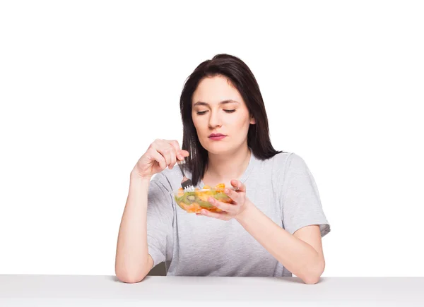 Hermosa mujer joven natural tirando de una comida de frutas saludables, isol — Foto de Stock