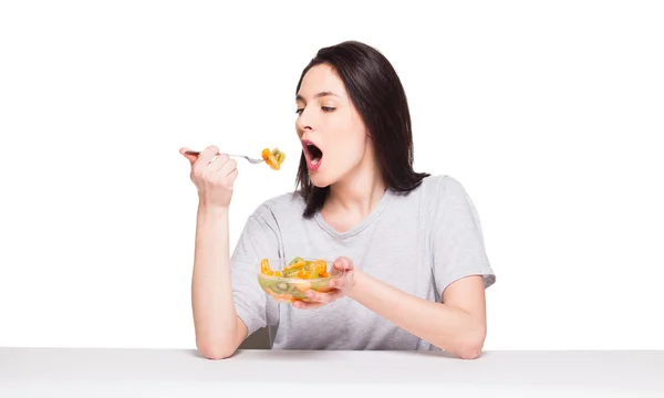 Hermosa mujer joven natural tirando de una comida de frutas saludables, isol — Foto de Stock