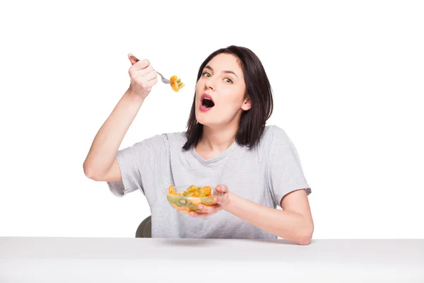 Hermosa mujer joven natural tirando de una comida de frutas saludables, isol — Foto de Stock