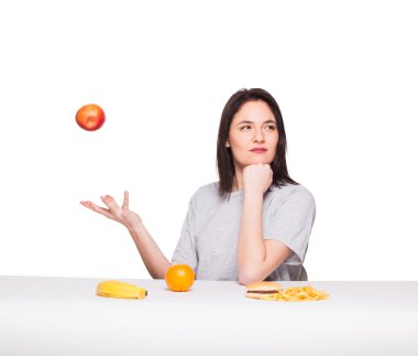 meyve ve hamburger önünde üzerinde beyaz bac ile kadın resim