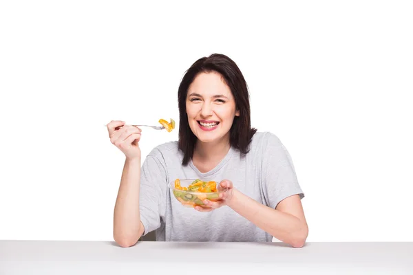 Hermosa mujer joven natural tirando de una comida de frutas saludables, isol —  Fotos de Stock