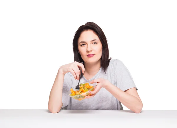 Doğal güzel genç kadın sağlıklı meyve yemek, isol atma — Stok fotoğraf