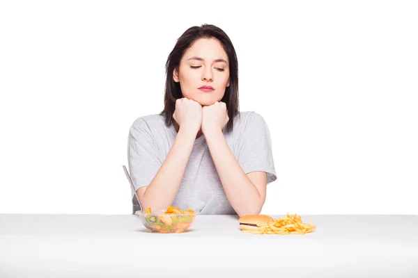 meyve ve hamburger önünde üzerinde beyaz bac ile kadın resim