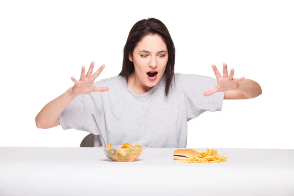 Bilde av kvinne med frukt og hamburger foran på hvit bac – stockfoto