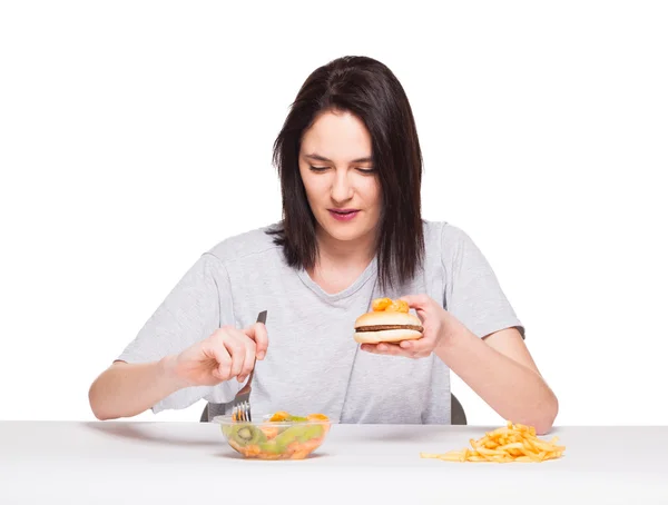 Meyve ve hamburger önünde üzerinde beyaz bac ile kadın resim — Stok fotoğraf