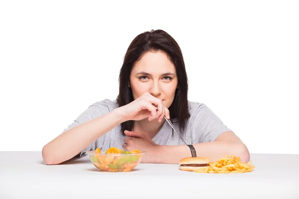 Photo de femme avec des fruits et hamburger devant sur bac blanc — Photo