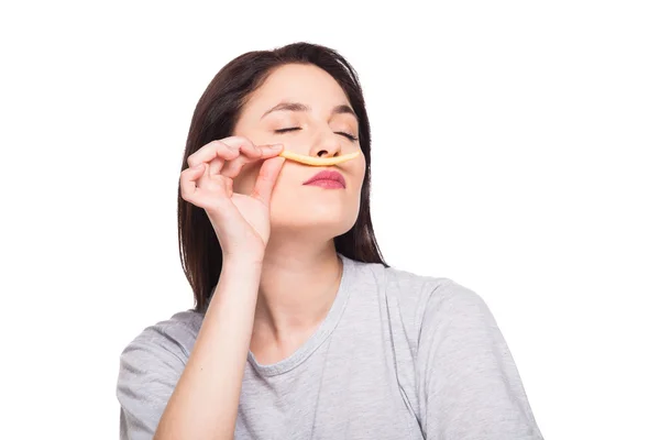 Imagen de la mujer con frutas y hamburguesa en frente en bac blanco —  Fotos de Stock