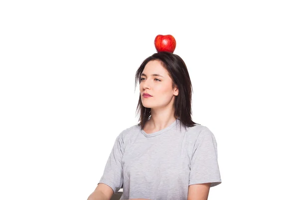 頭の上のリンゴとかわいい女性は、白で隔離 — ストック写真
