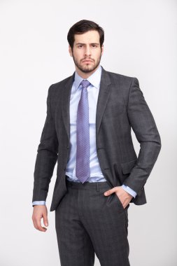 Şık takım elbise giymiş sakallı yakışıklı office iş adamı,