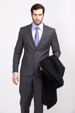 Şık takım elbise giymiş sakallı yakışıklı office iş adamı,