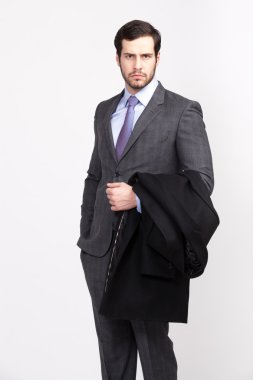 Şık takım elbise giymiş sakallı yakışıklı office iş adamı,