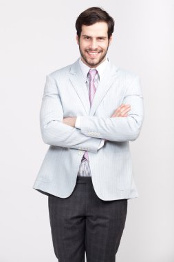 Şık takım elbise giymiş sakallı yakışıklı office iş adamı,