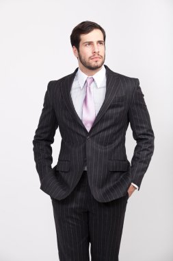 Şık takım elbise giymiş sakallı yakışıklı office iş adamı,