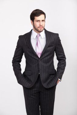 Şık takım elbise giymiş sakallı yakışıklı office iş adamı,