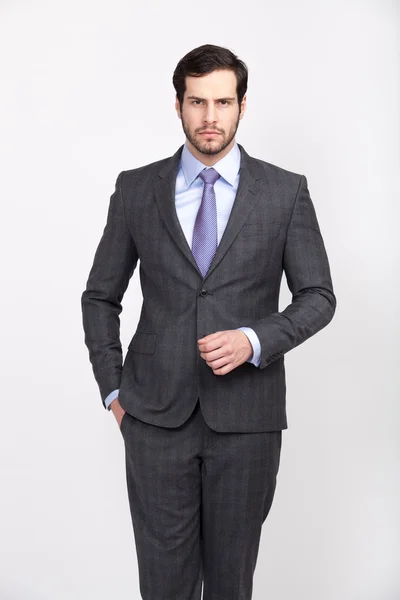 Όμορφος γραφείο επιχειρήσεων άνδρας με γενειάδα ντυμένος με κομψό κοστούμι, — Φωτογραφία Αρχείου