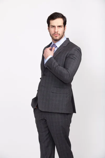 Homem de negócios bonito escritório com barba vestida com terno elegante , — Fotografia de Stock