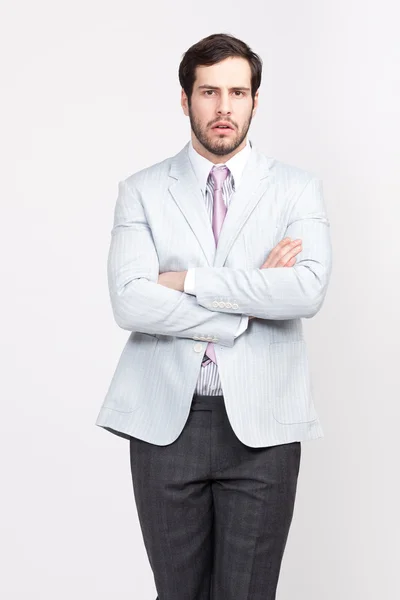 Schöner Bürokaufmann mit Bart im eleganten Anzug, — Stockfoto