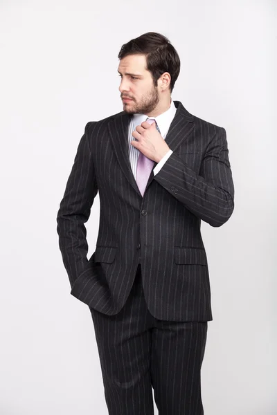 Homem de negócios bonito escritório com barba vestida com terno elegante , — Fotografia de Stock