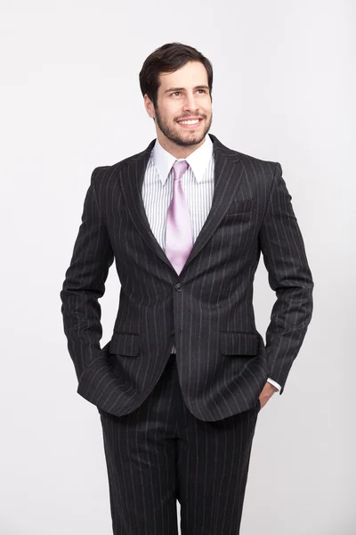 Homem de negócios bonito escritório com barba vestida com terno elegante , — Fotografia de Stock