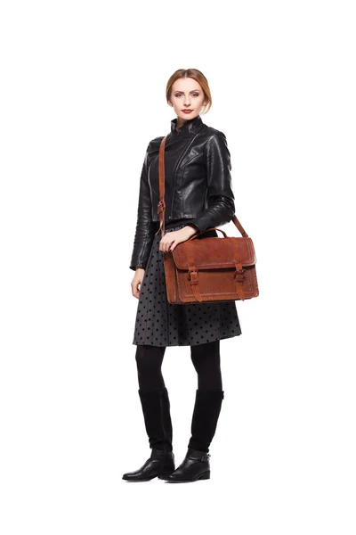 Niña vestida con chaqueta de cuero con bolsa de cuero marrón —  Fotos de Stock