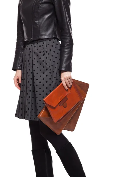 Молодая девушка в кожаной куртке с коричневой кожаной сумкой — стоковое фото