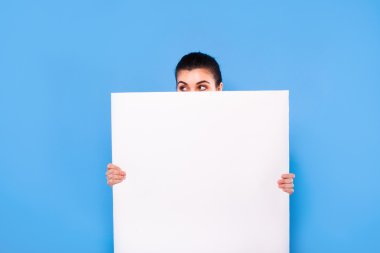 Mavi adam beyaz panel ile formal giyim iş kadını