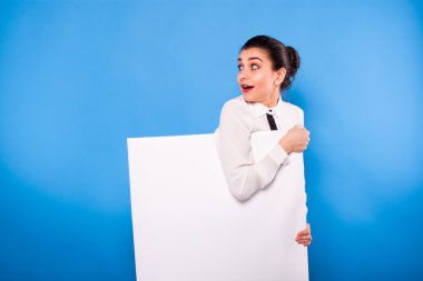 Mavi adam beyaz panel ile formal giyim iş kadını